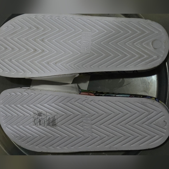 Sponge Bob slides by H&M size 10 - Picture 5 of 5